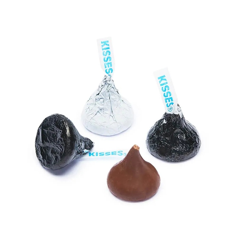 Hershey’s Kisses Color Combo – Black and White: 800-Piece Box