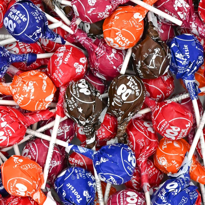 Classic Roll Pops With Chocolate Center, Bulk Bag (22 Count) – Assorted Fruit Flavors, Individually Wrapped Lollipops For Candy